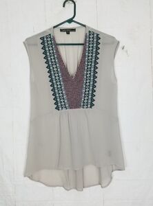 Love Stitch embroidered sleeveless blouse